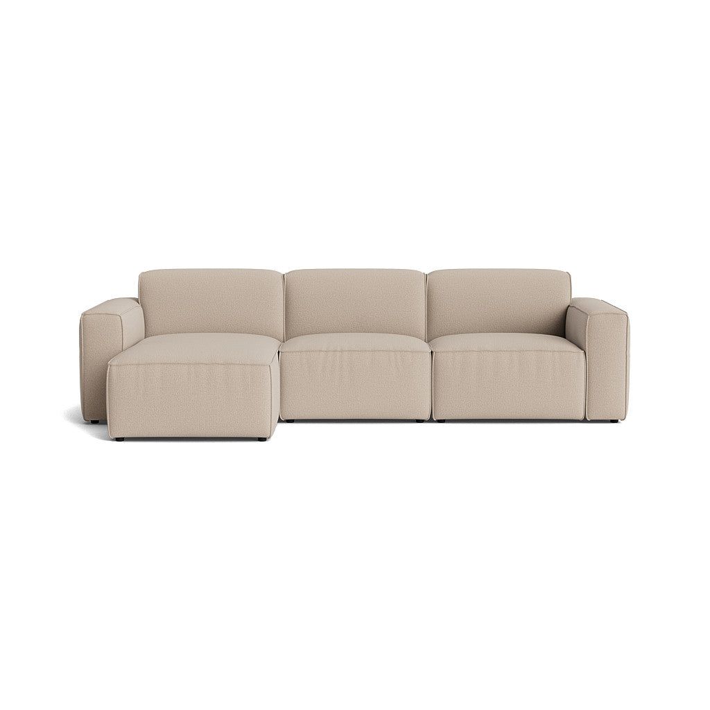 Moderne element modulsofa i grå stof med lys flot bord og dekorative elementer, produceret i Europa.