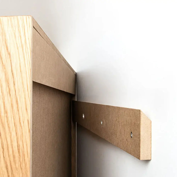 Detalje af Oakling reolsystem med beslag til vægmontering, dansk design, produceret i Europa.