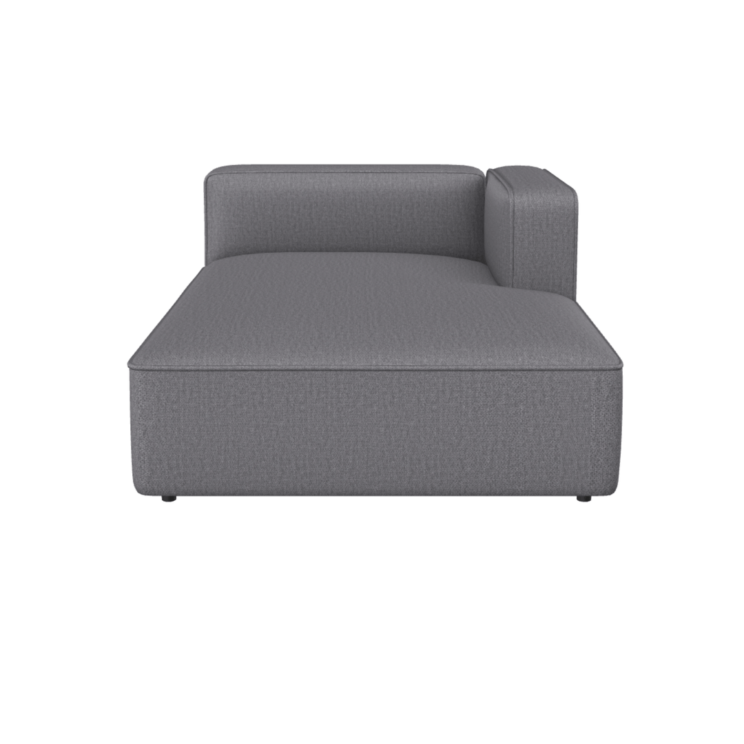 Create Roomy modulsofa med chaiselongmodul i gråt stof, designet til komfort og rummelighed. Produceret i Europa.