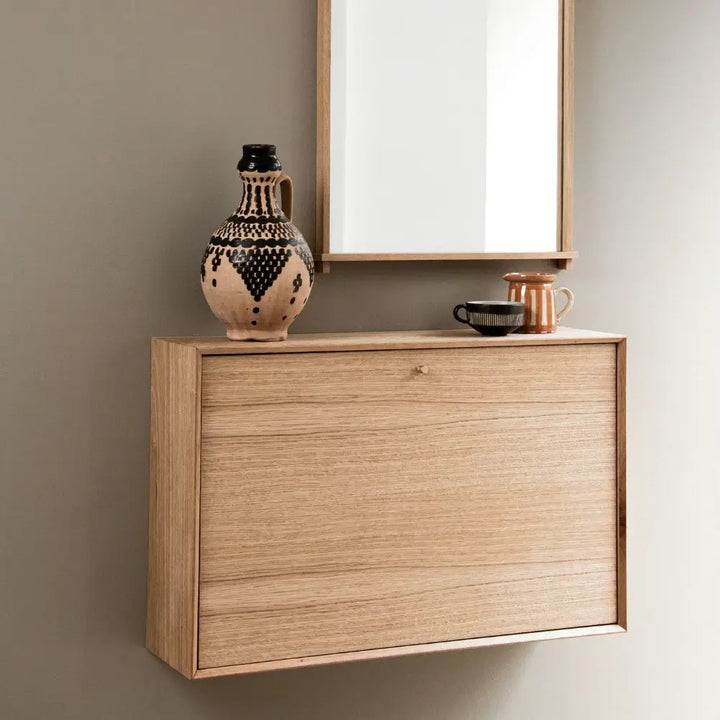 Elegant skoskab i egetræ med vase og spejl, produceret i Europa med dansk design.